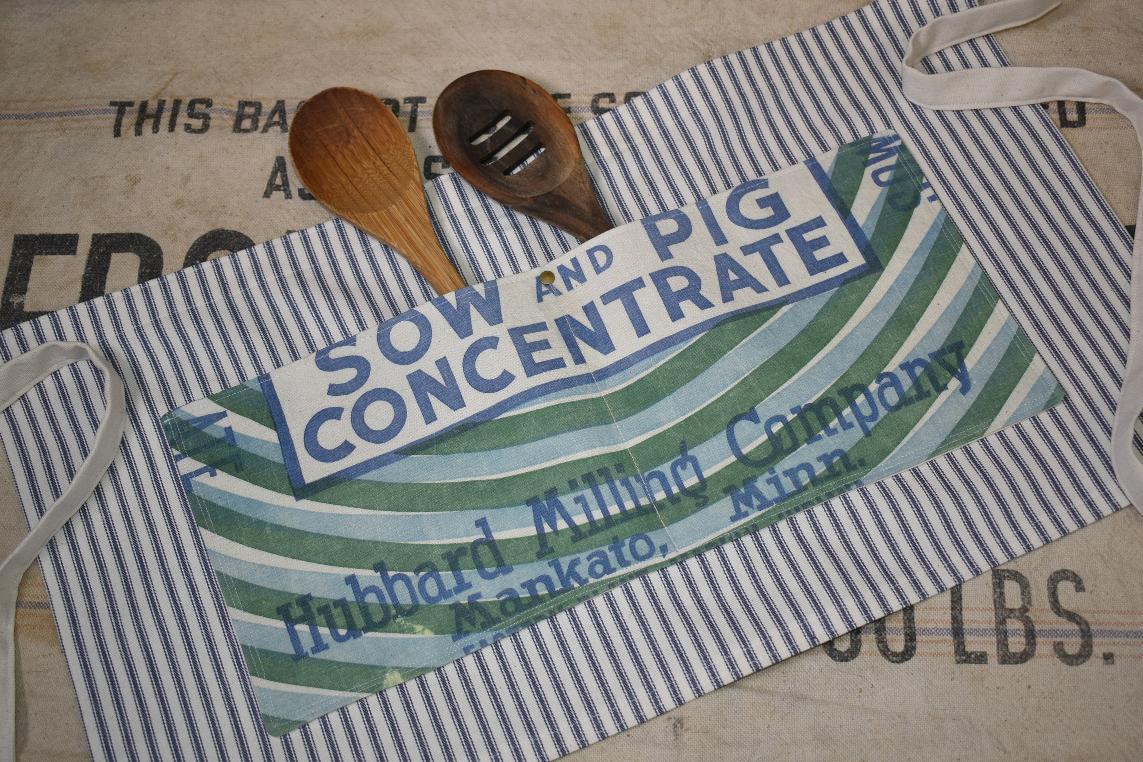 Vintage Hubbard's Sunshine Sow & Pig Feed Farmhouse Apron